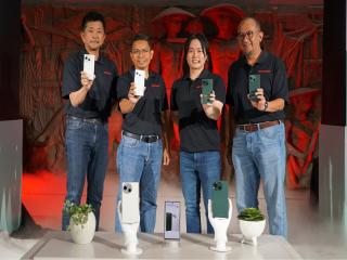 Perwakilan Sharp memamerkan line up terbaru AQUOS R9