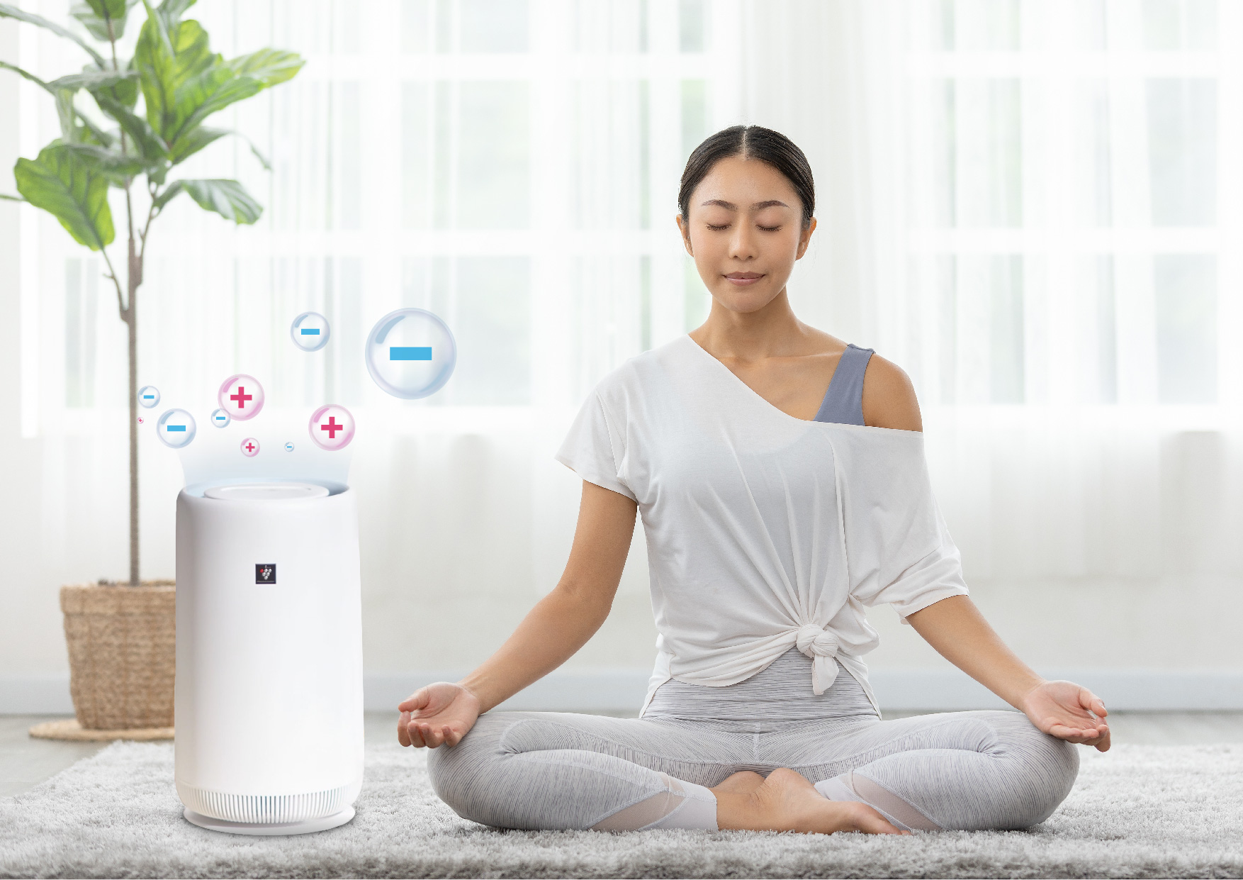 Model meditasi menikmati udara berkualitas dengan menggunakan air purifier Sharp