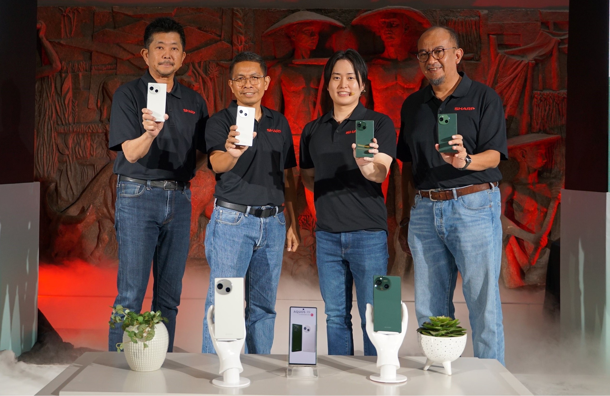 Perwakilan Sharp memamerkan produk smartphone AQUOS R9