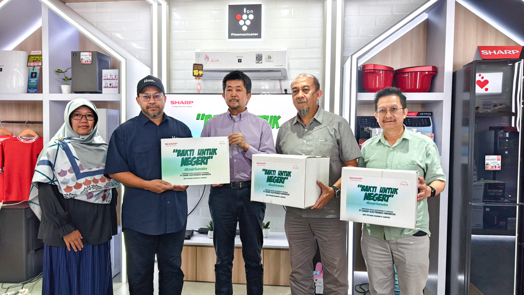 Sharp memberikan doansi korab banjit sumatra